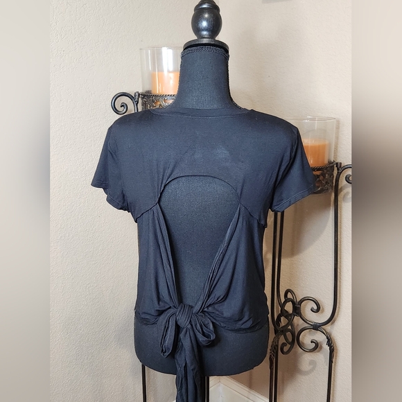 Blogilates By Cassey Reversible Tie Tops. 2 Shirts. 4 ways To Wear. NWT. Size 1X - Picture 2 of 10